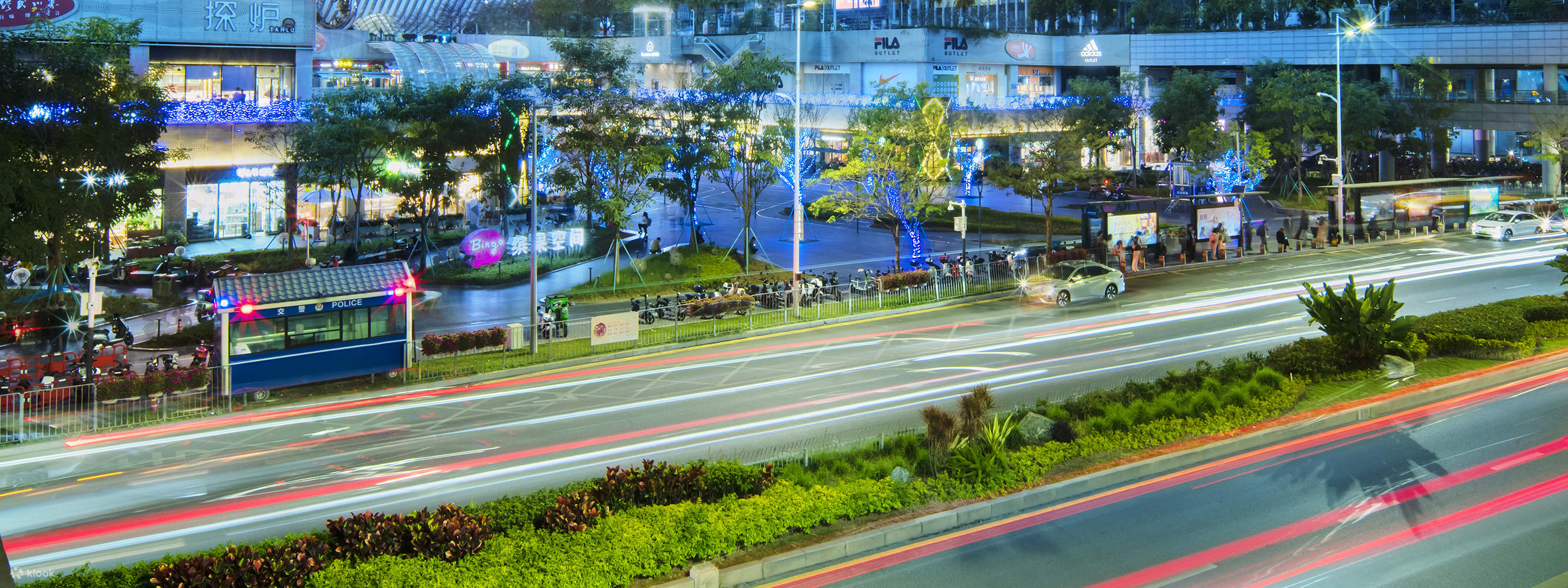 酒店坐落於粵港澳大灣區特大型綜合交通樞紐-深圳北站東廣 場，身處深圳龍華區繁華商圈。地理位置優越，交通便利，向 南可輻射深圳六大行政區